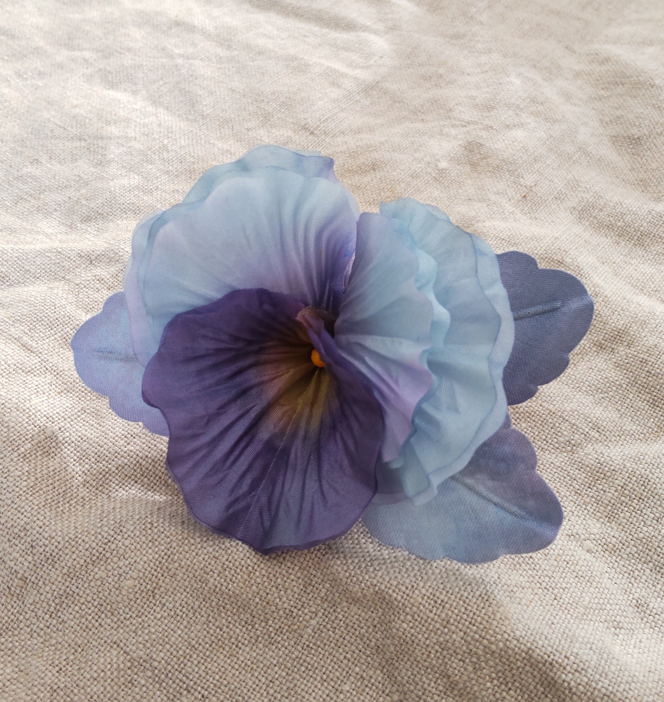シルク100%(羽二重)使用の手染めパンジー　オートクチュール　コサージュ