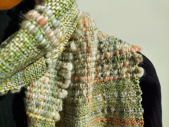 手織り　手紡ぎウールのぽこぽこマフラー　作品23104 7枚目の画像