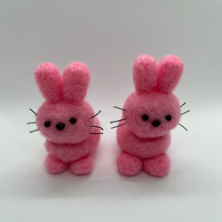 羊毛フェルト　作家様　作品　うさぎ　ぬいぐるみ　ピンク 薄ピンクうさぎ(左) 羊毛フェルト nuw 通販 16990482｜Creema(クリーマ