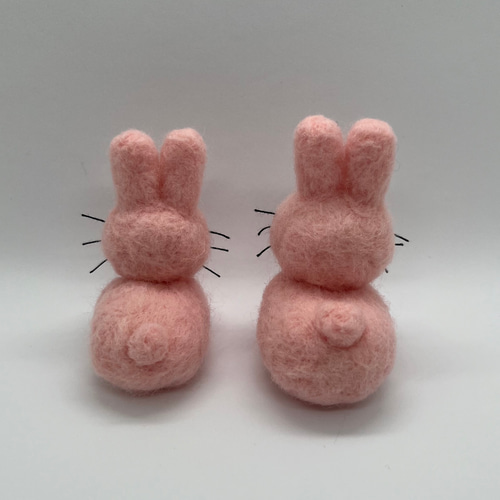 薄ピンクうさぎ(左) 羊毛フェルト nuw 通販 16990482｜Creema(クリーマ