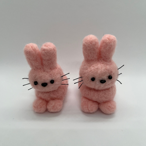 薄ピンクうさぎ(左) 羊毛フェルト nuw 通販 16990482｜Creema(クリーマ