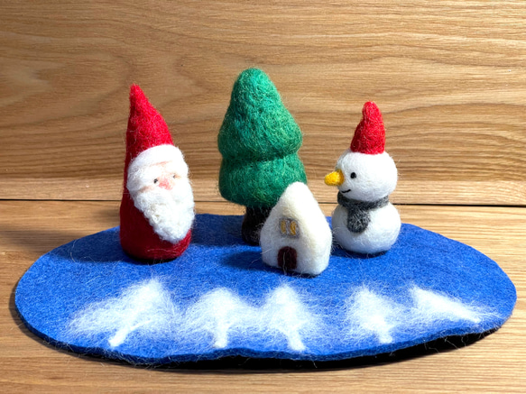 【羊毛フェルト】サンタと雪だるまの打ち合わせ 1枚目の画像