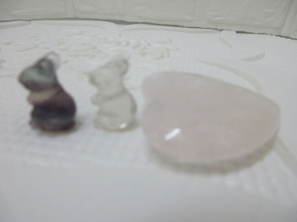 天然石　<置物>　ミニうさぎペア　フローライト　ローズクォーツハート　Nセット 5枚目の画像
