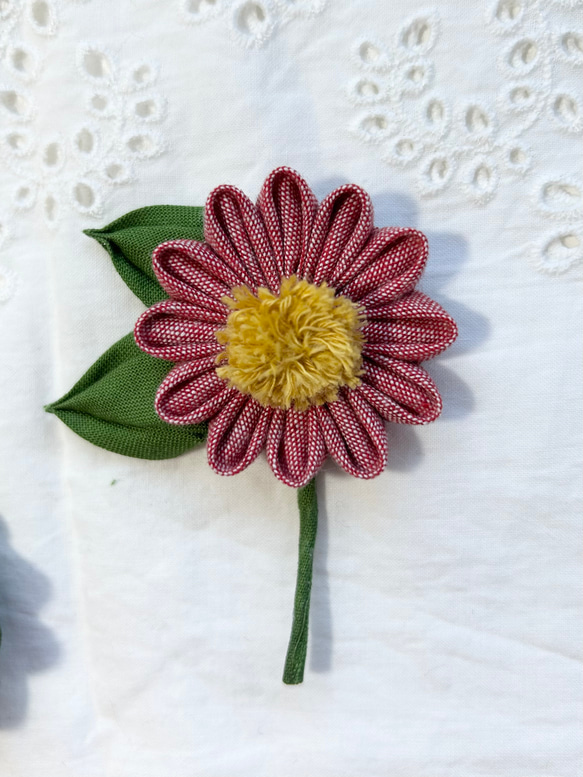 赤カラーデニムのお花が可愛い　つまみ細工ブローチ　選べる花芯　二重カン付き　ネックレスやバックチャームにも 5枚目の画像