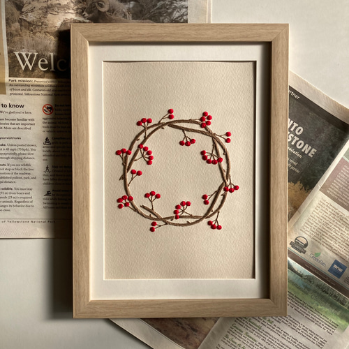 バラの刺繍 角に継ぎ目のないフレームでモダンな額装に仕上げました