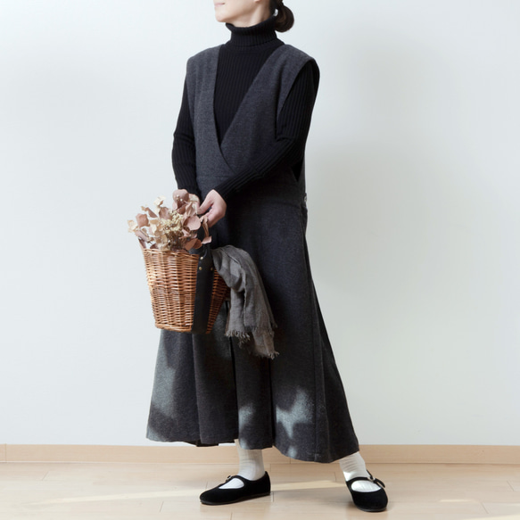 冬季 Cachecoeur 褶襉連身裙 - 羊毛人字紋/木炭色 第4張的照片