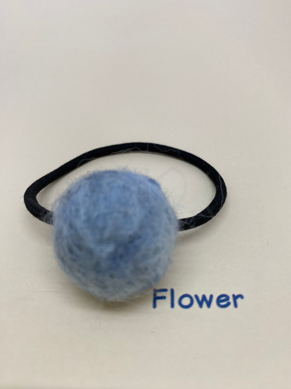 ミックス(濃い青と水色)の丸い羊毛フェルトのヘアゴム 1枚目の画像