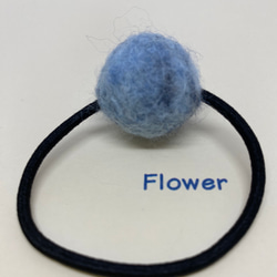 ミックス(濃い青と水色)の丸い羊毛フェルトのヘアゴム 3枚目の画像