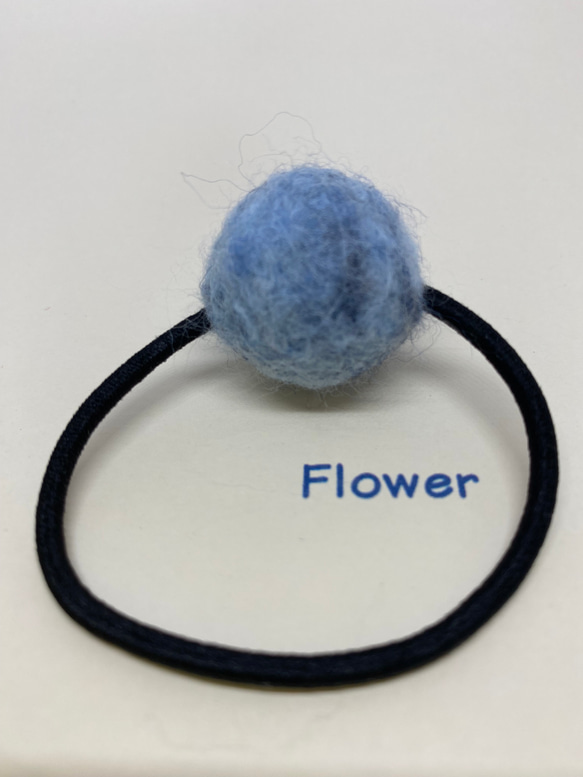 ミックス(濃い青と水色)の丸い羊毛フェルトのヘアゴム 3枚目の画像