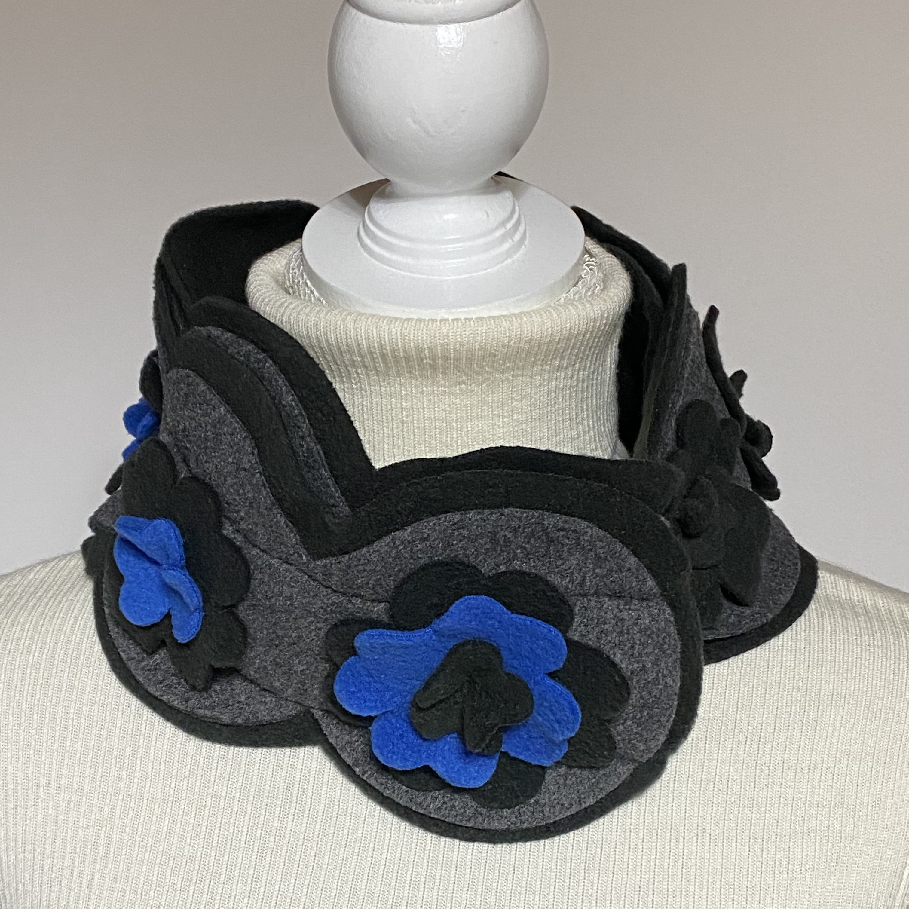 ＊ふんわり暖かいフリースのデザインマフラー/＊黒×ブルーのビッグフラワー