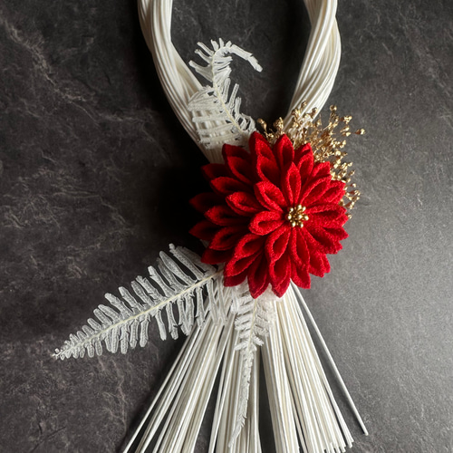 アイボリーダリアのシックなしめ縄 縦型しめ縄】ダークパープルダリアのシックなモダン造花しめ縄飾り