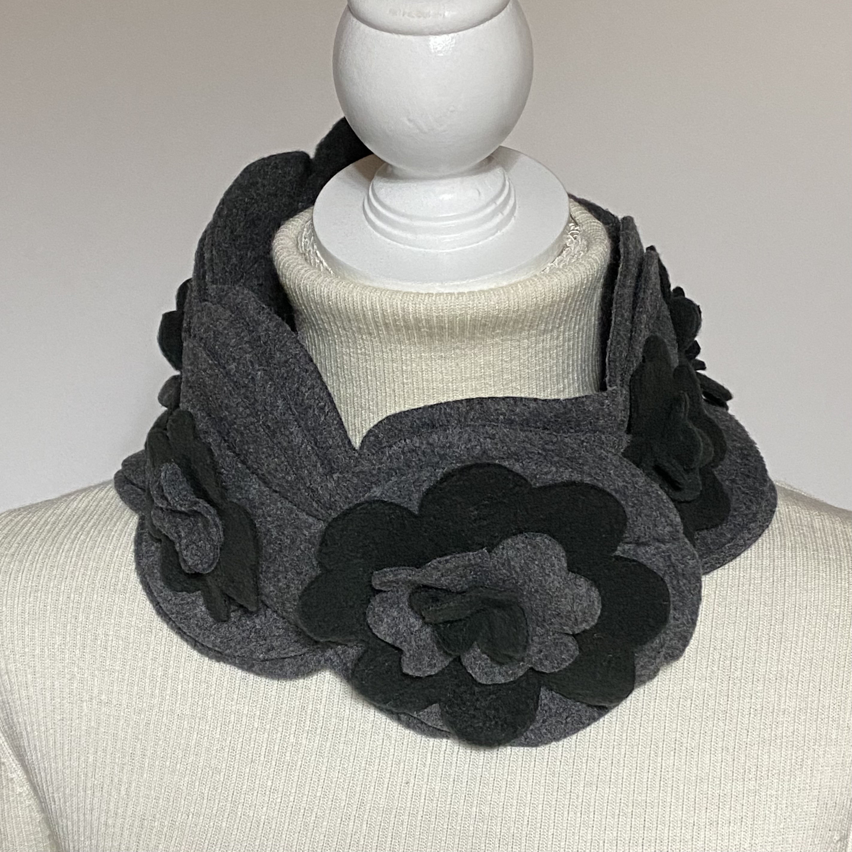 ＊ふんわり暖かいフリースのデザインマフラー/＊モノトーンビッグフラワー