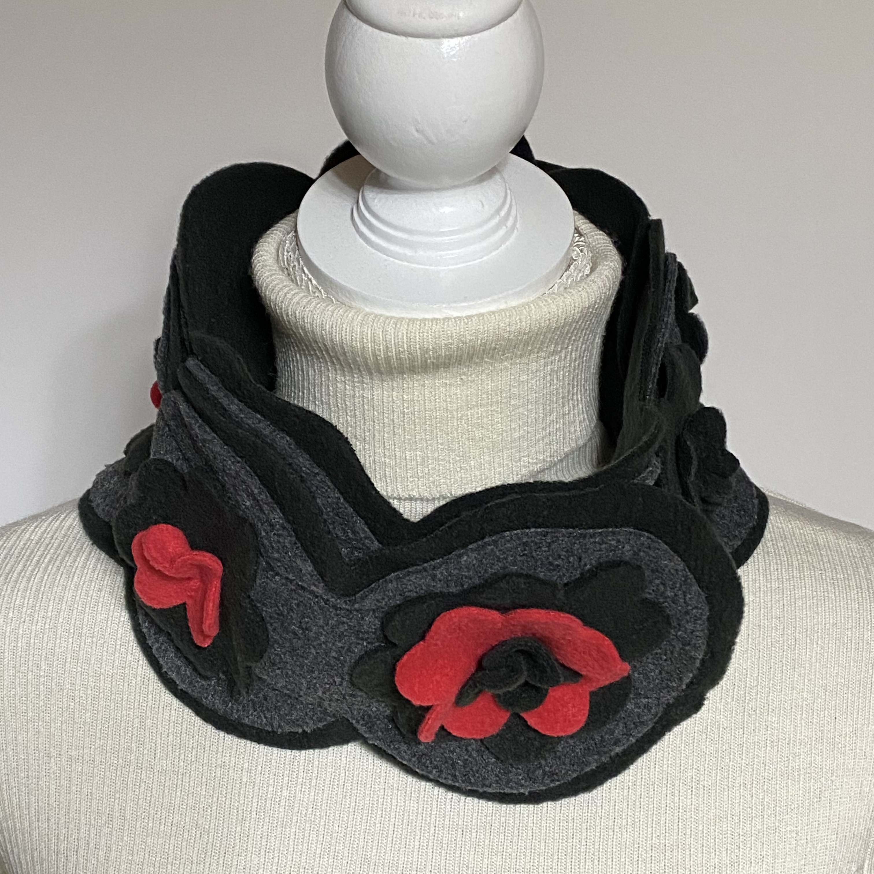＊ふんわり暖かいフリースのデザインマフラー/＊黒×レッドのビッグフラワー