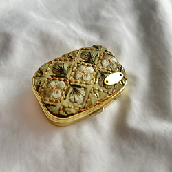 インド刺繍　リボン　ピルケース　グリーン×ゴールド 3枚目の画像