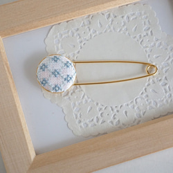 刺繍ストールピン「模様01（ブルー）」 1枚目の画像