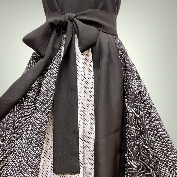 絞りMIXワンピ 黒白 フレアーワンピース 着物リメイク パッチワーク 演奏会 着物ドレス 和柄 L～2L B51204 2枚目の画像