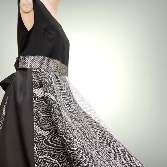 絞りMIXワンピ 黒白 フレアーワンピース 着物リメイク パッチワーク 演奏会 着物ドレス 和柄 L～2L B51204 4枚目の画像