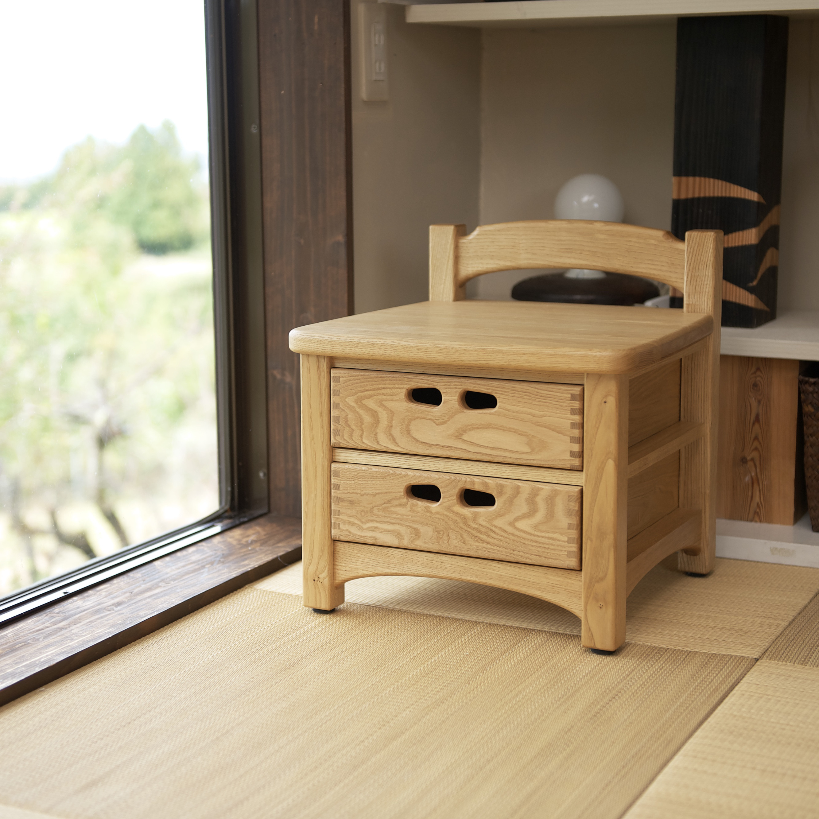 【受注制作】2段のドロワーズチェストチェア　クリの木　背の低いタイプ　お子様の椅子