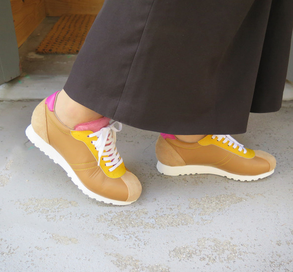 【粉紅色毛皮！ ] 經典設計與高品質真皮！ EMA 運動鞋/駝色 x 黃色 x 粉紅色 第5張的照片