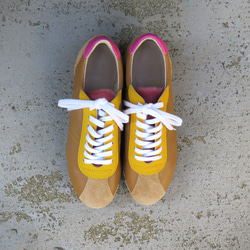 【粉紅色毛皮！ ] 經典設計與高品質真皮！ EMA 運動鞋/駝色 x 黃色 x 粉紅色 第4張的照片