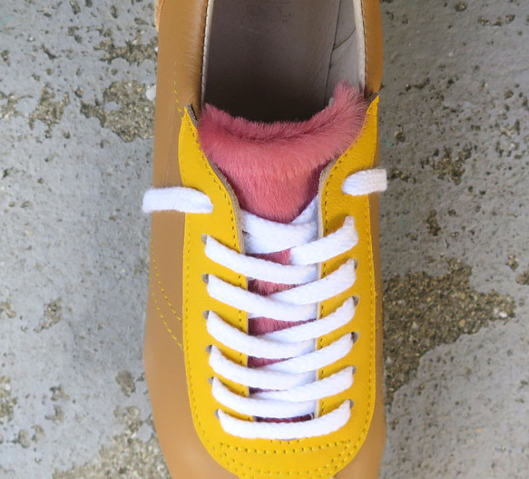 【粉紅色毛皮！ ] 經典設計與高品質真皮！ EMA 運動鞋/駝色 x 黃色 x 粉紅色 第2張的照片