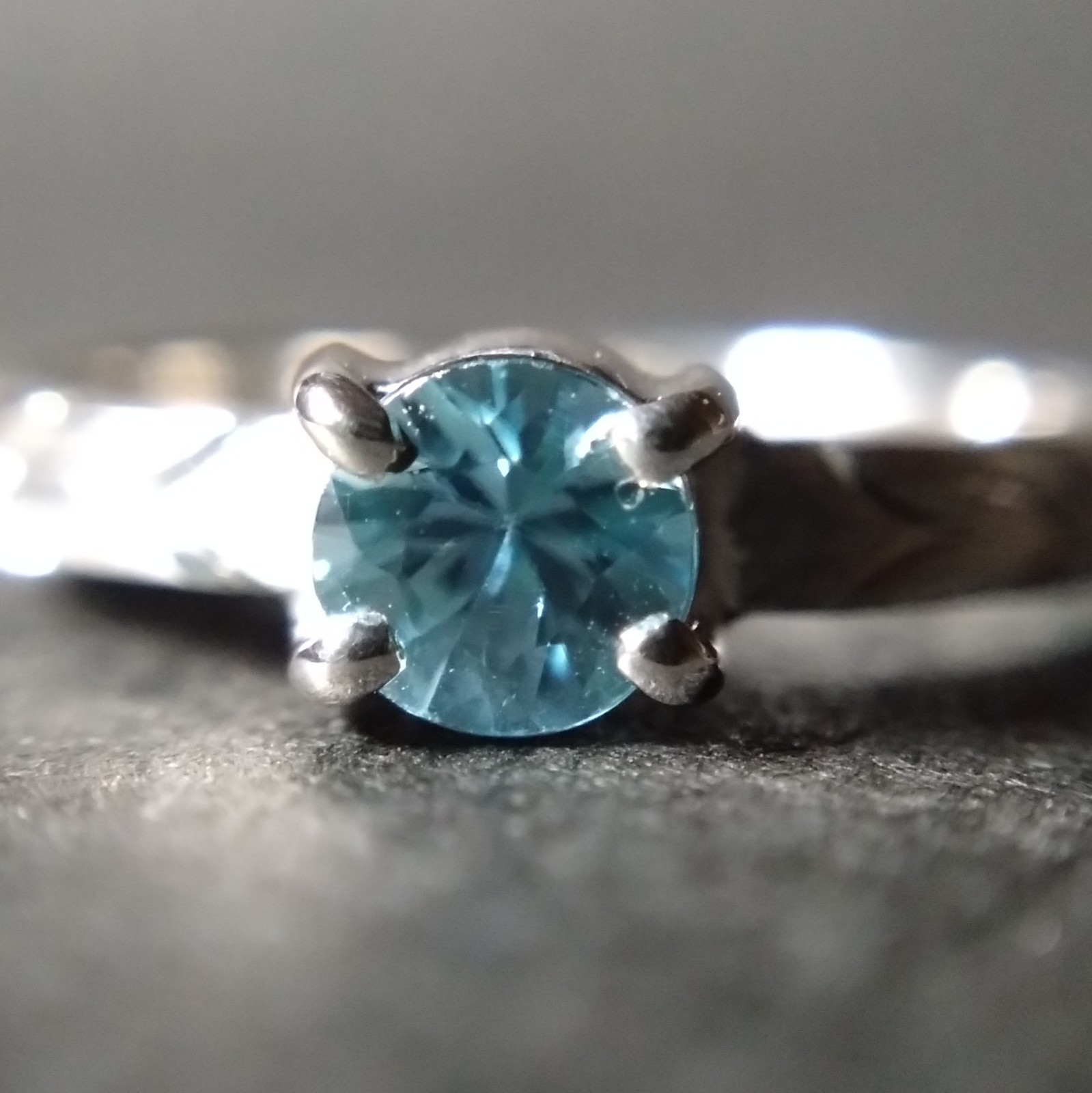 ブルージルコン　天然石　誕生石　１２月　リング　指輪　ラウンド　一点物　金属アレルギー対応　青い　手彫り　月桂樹　植物