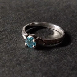 セール中　ブルージルコン　１２月　リング　指輪　ラウンド　一点物　金属アレルギー対応　青い　手彫り　月桂樹　植物　 3枚目の画像