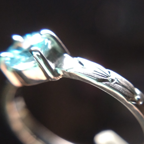 セール中　ブルージルコン　１２月　リング　指輪　ラウンド　一点物　金属アレルギー対応　青い　手彫り　月桂樹　植物　 5枚目の画像