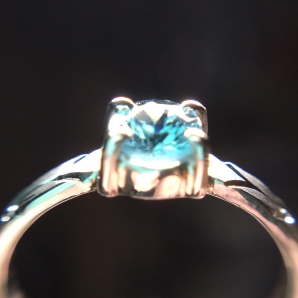 セール中　ブルージルコン　１２月　リング　指輪　ラウンド　一点物　金属アレルギー対応　青い　手彫り　月桂樹　植物　 4枚目の画像