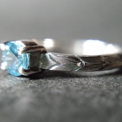 セール中　ブルージルコン　１２月　リング　指輪　ラウンド　一点物　金属アレルギー対応　青い　手彫り　月桂樹　植物　 6枚目の画像