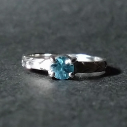 セール中　ブルージルコン　１２月　リング　指輪　ラウンド　一点物　金属アレルギー対応　青い　手彫り　月桂樹　植物　 2枚目の画像