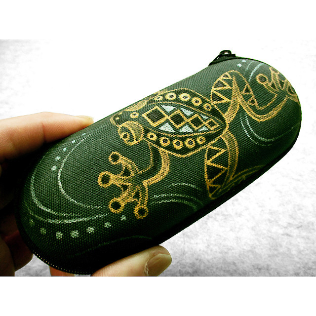 薄型メガネケース＆小物入れ（カエルのぴょん吉に流水と水玉）（濃緑色）