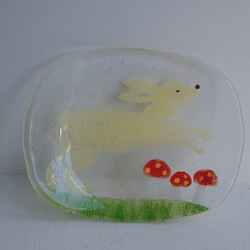 うさぎしかく皿[白うさぎ右・きのこ]土井朋子  white rabbitmix 4枚目の画像