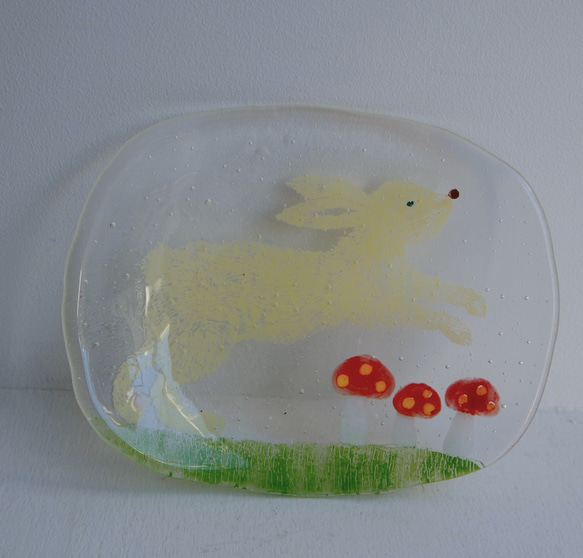 うさぎしかく皿[白うさぎ右・きのこ]土井朋子  white rabbitmix 4枚目の画像