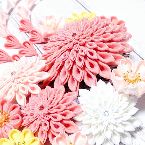 つまみ細工材料セット❗️カット生地　ヘアコーム　Uピン　花座 つまみ細工の髪飾り ヘアコームとUピン 12点セット【ピンク・白
