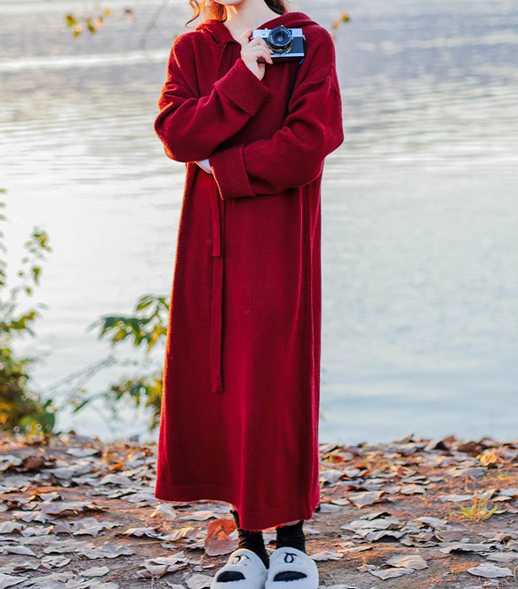 ❣️手編み 赤 ミディアム丈のセーターワンピース　厚手のニットスカート 1枚目の画像