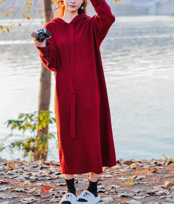 ❣️手編み 赤 ミディアム丈のセーターワンピース　厚手のニットスカート 4枚目の画像