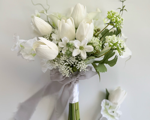 【美品！】ホワイトカラー&チューリップアーティフィシャルブーケ、ブートニアです⭐︎ チューリップ♡白グリーンウェディングブーケ＆ブートニア【アーティ