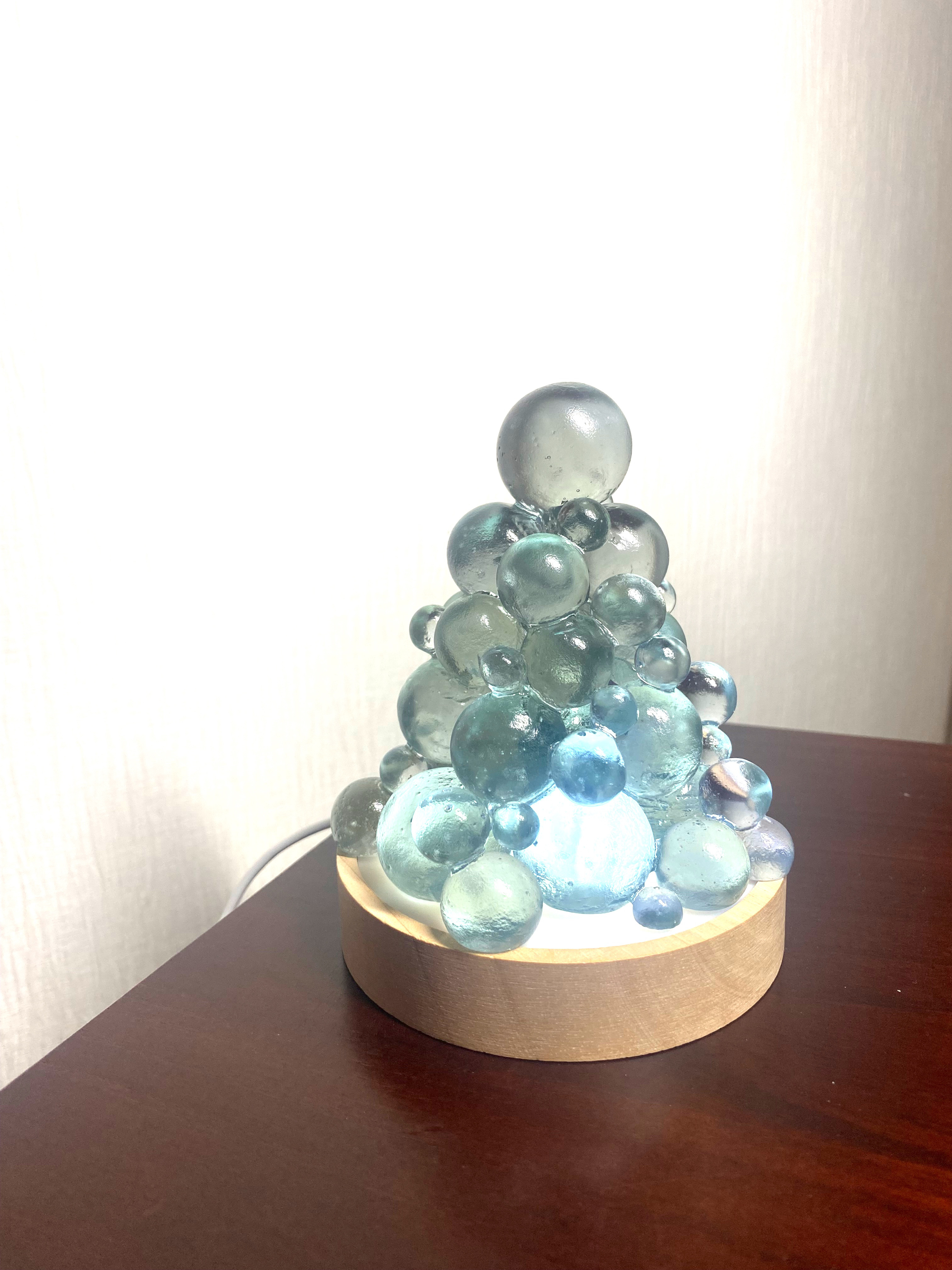 ガラスでできたボールツリーのテーブルランプ