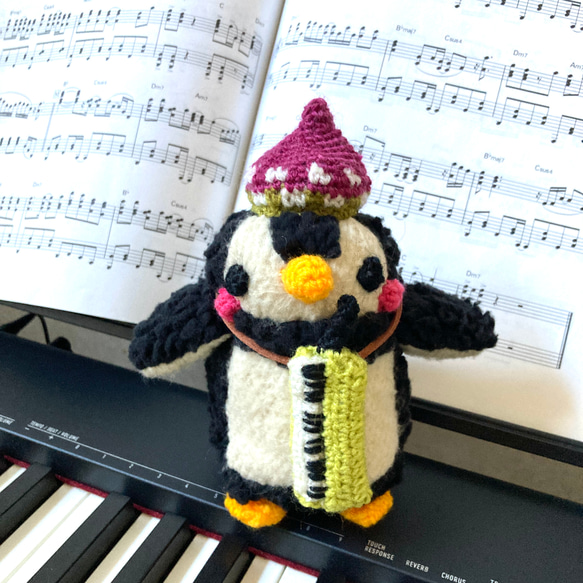 Rさま専用☆鍵盤ハーモニカのペンギンのぬいぐるみ 1枚目の画像