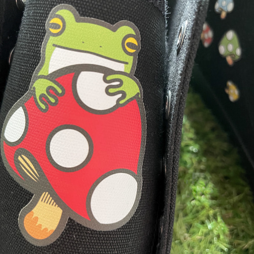 カエルとカラフルキノコのハイカットスニーカー スニーカー moekonet 
