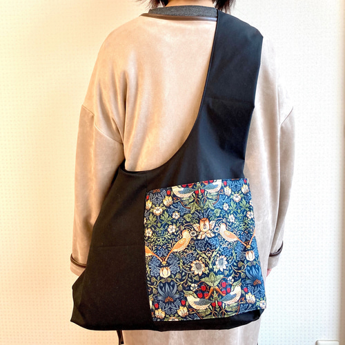 肩掛けが楽なショルダーバッグ 大きな外ポケットが便利 ラウンド