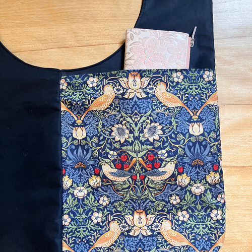 肩掛けが楽なショルダーバッグ 大きな外ポケットが便利 ラウンド