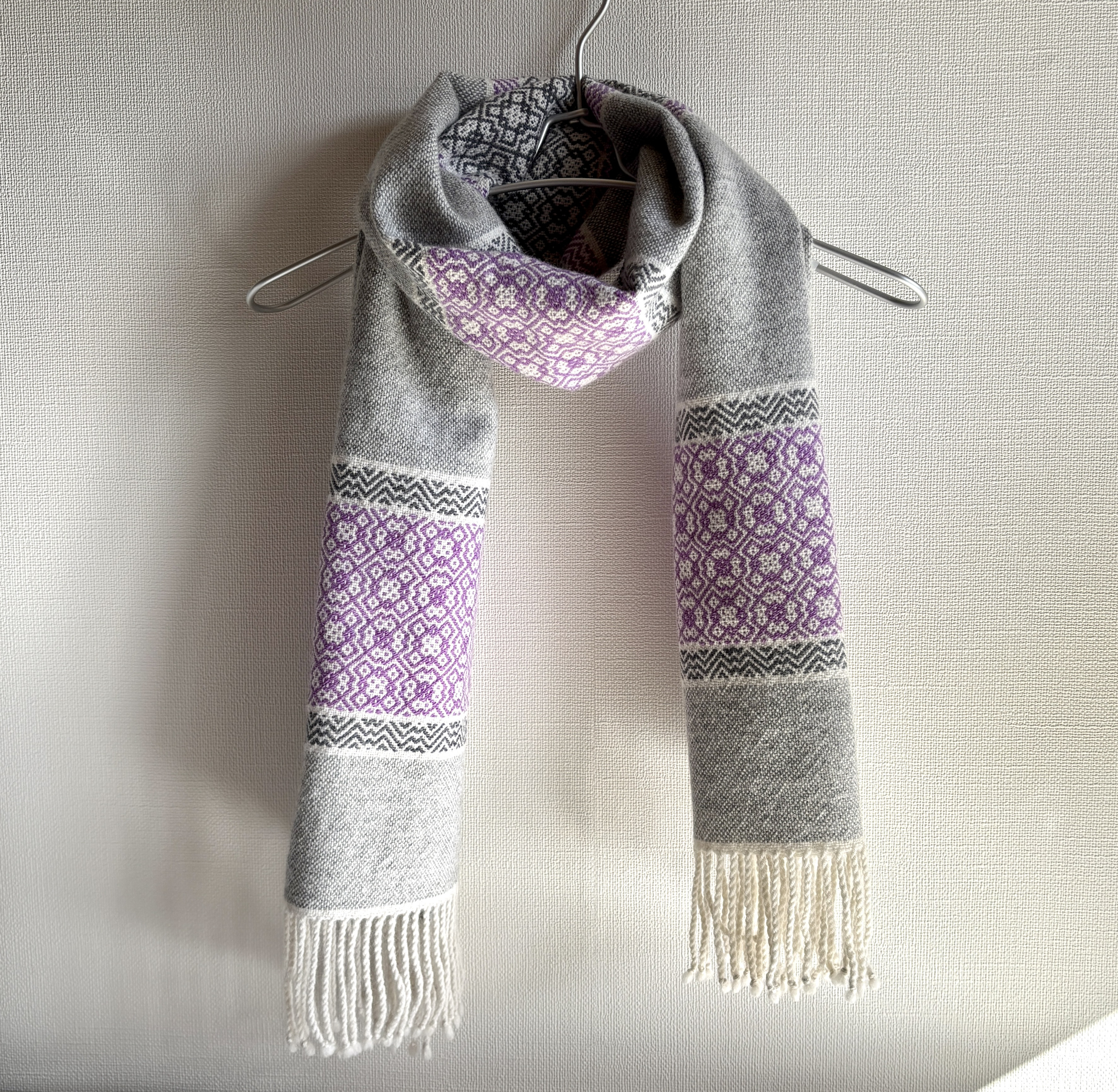『手織り』＜グレー＞と＜明るいパープル＞の暖かマフラー/スーパーファインウール
