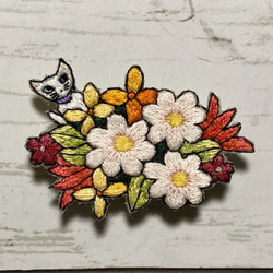 手刺繍オリジナルブローチ＊花束と猫(白猫) 1枚目の画像