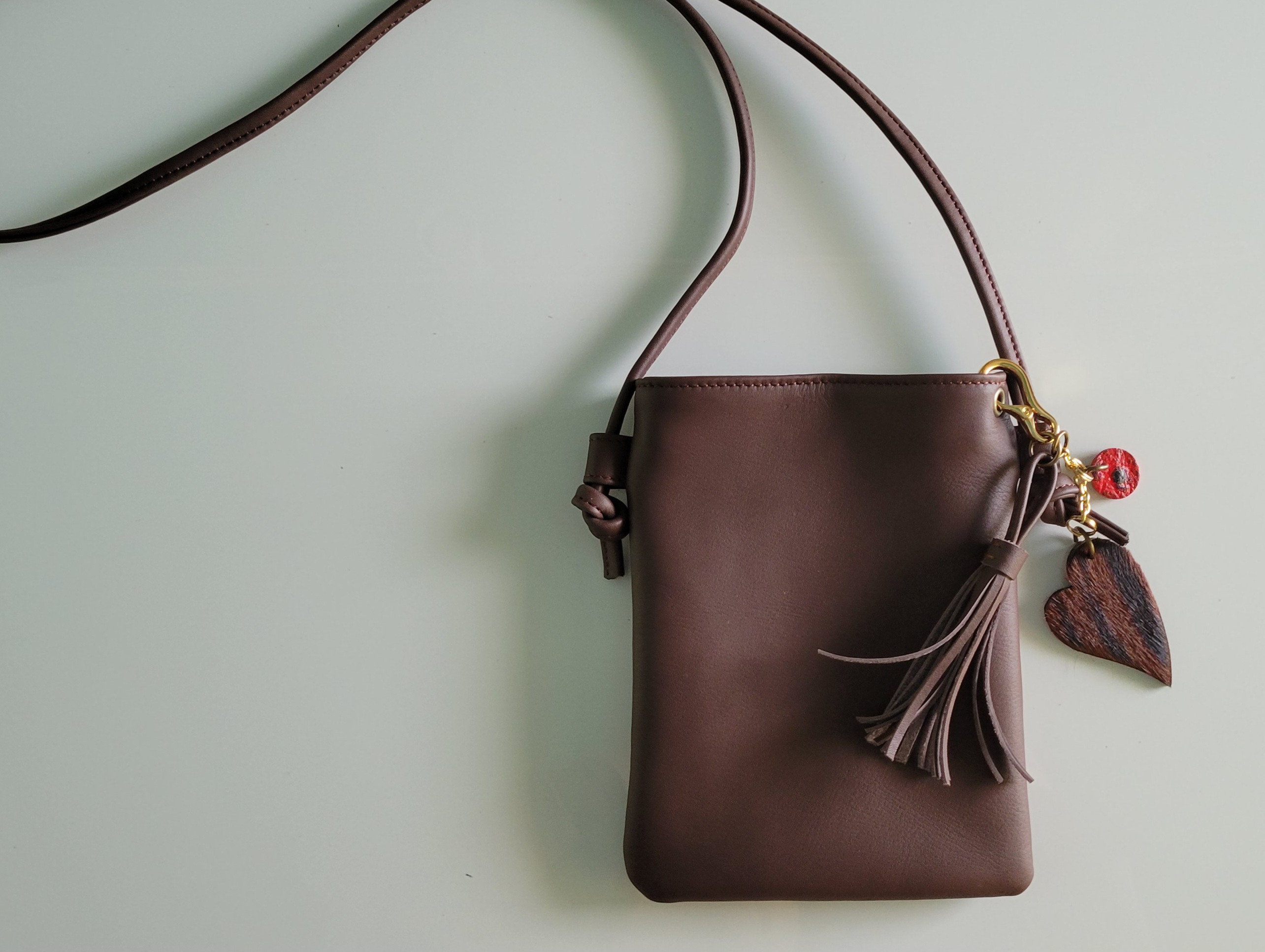 スマホポーチ　ブラウン　チャーム付き