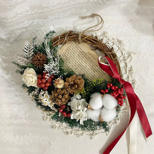 サンキライを使ったお正月まで飾れるリース（英字新聞を添えて