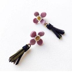 粘土のお花と紐タッセルピアス　紫 5枚目の画像