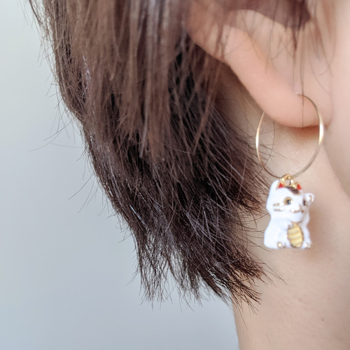 大人気♡メガネを運んでくれる猫ピアス2 揺れるしっぽ ネコピアス【MIE3123B】