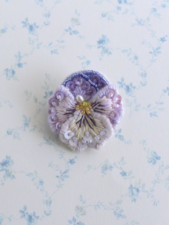 ちいさなパンジーの刺繍ブローチ　うすむらさき 6,188円